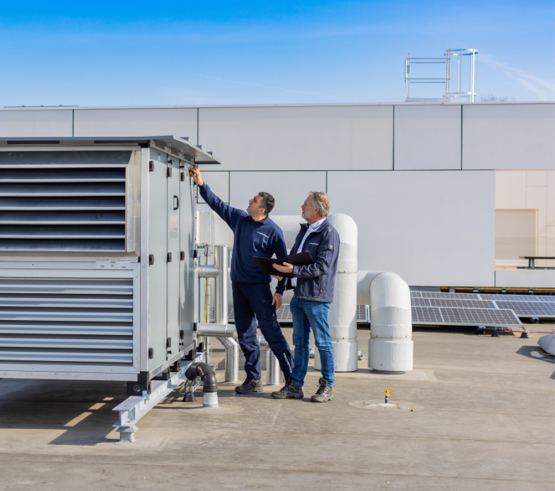 Aan het werk bij een werktuigkundige installatie